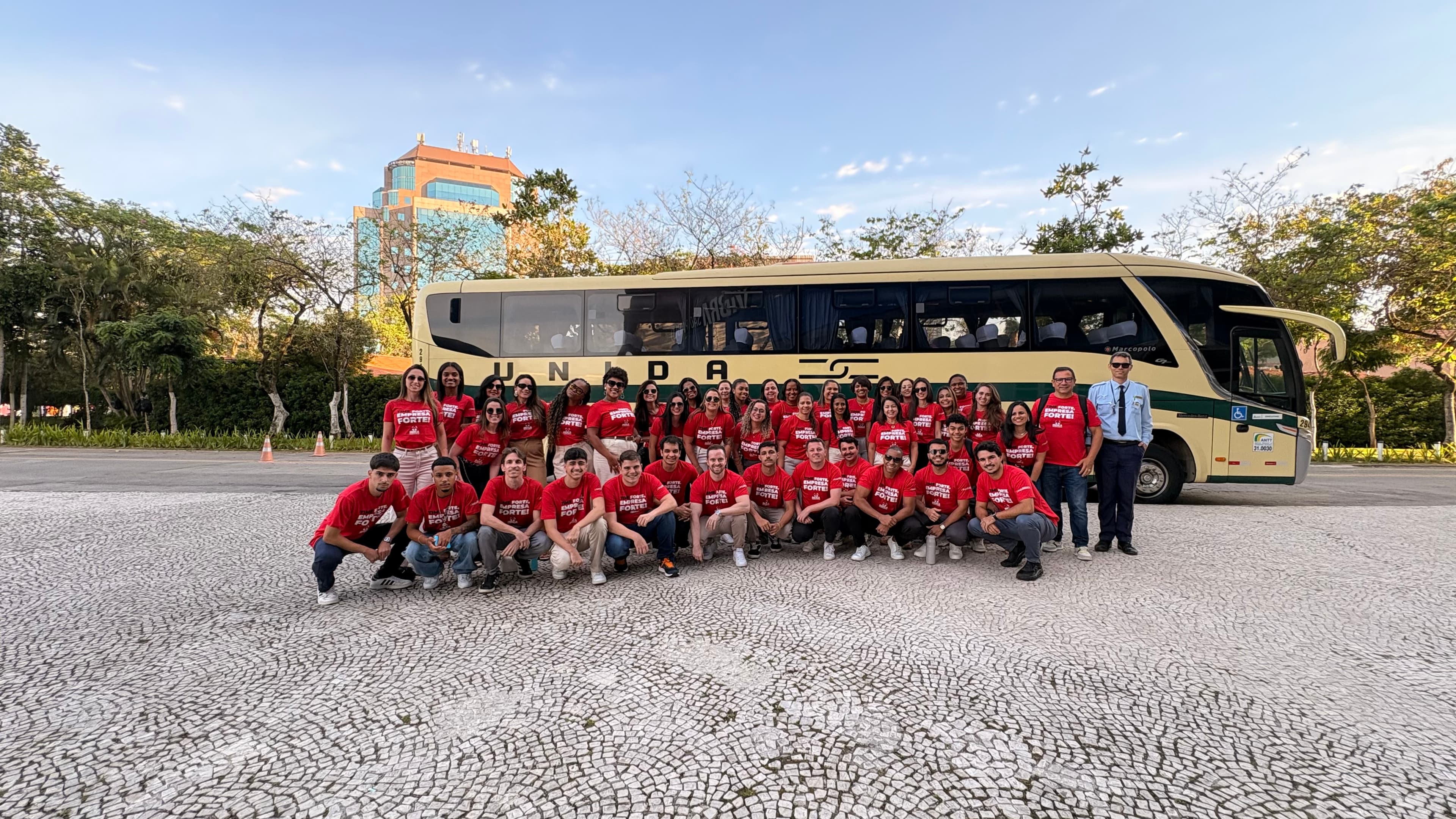 Profissionais trabalhando juntos em um escritório